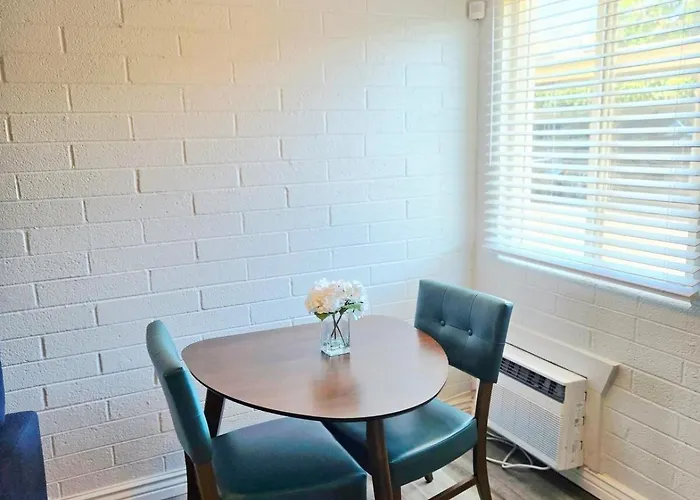 Stylish Modern In Midtown, Apartment