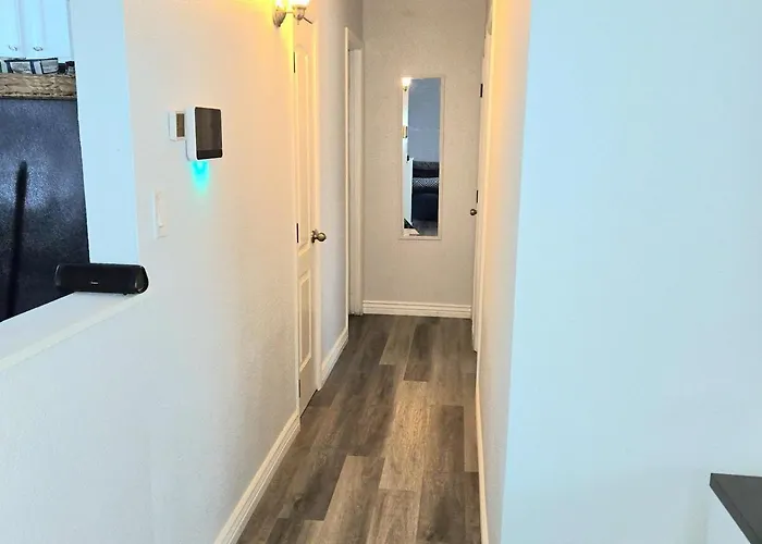 Apartment Stylish Modern In Midtown,