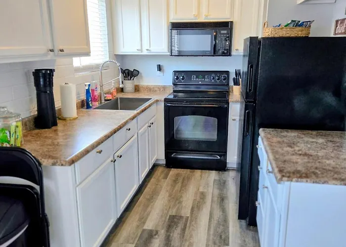 Apartment Stylish Modern In Midtown, *